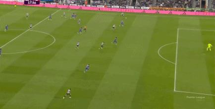 Gueye trở thành cầu thủ đầu tiên tại Premier League sau 26 năm ghi bàn phản lưới nhà ở cả hai vòng đấu với Newcastle