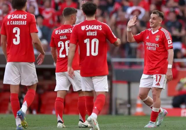 Tóm tắt vòng 31 giải bóng đá Siêu cấp Bồ Đào Nha: Hai gã khổng lồ tranh giành ngôi vương! Sporting CP và Benfica đều giành chiến thắng lớn và tiếp tục bám đuổi sát nút