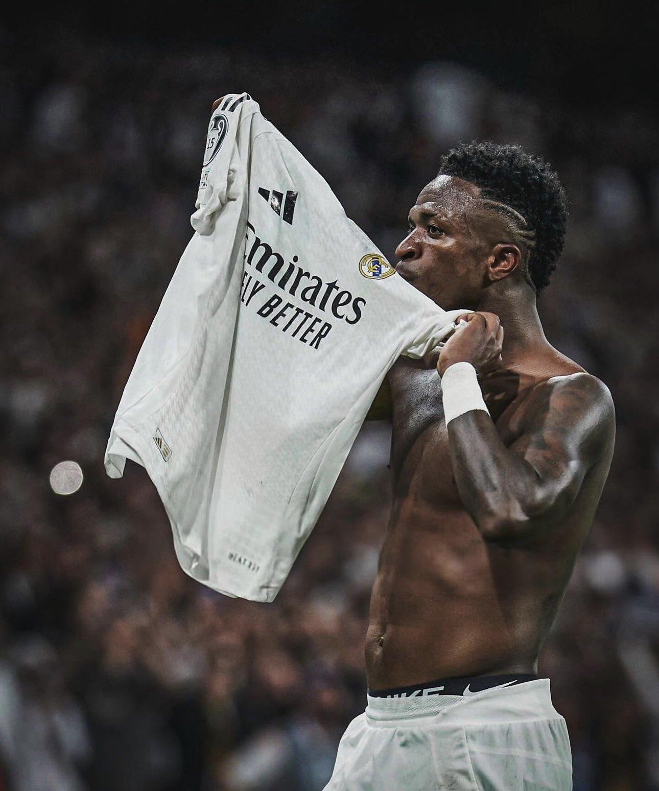 Phóng viên: Vinicius sắp hoàn tất việc gia hạn hợp đồng với Real Madrid, mức lương của anh cũng sẽ tăng