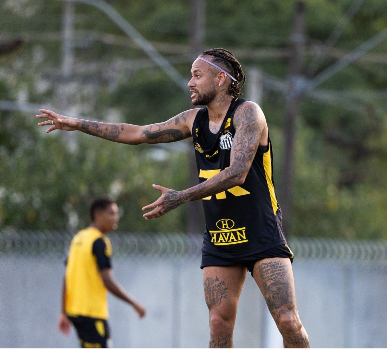 Neymar tiếp tục tập luyện với vẻ ngoài dreadlock, đội bóng hiện đang ở khu vực xuống hạng