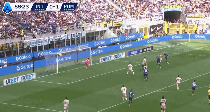 Một cuộc gọi nhỡ ảnh hưởng đến cuộc đua vô địch? Inter Milan đã bỏ lỡ một quả phạt đền khi để thua Roma và đội bóng này về nhì với cách biệt 1 điểm.