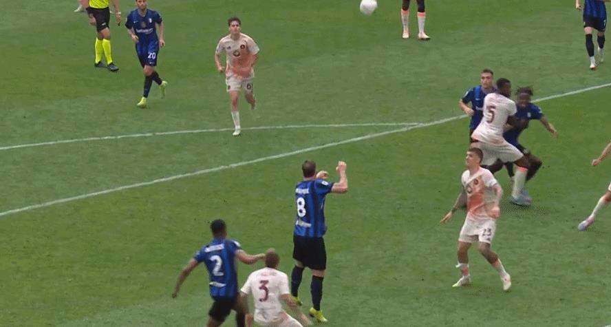 Một cuộc gọi nhỡ ảnh hưởng đến cuộc đua vô địch? Inter Milan đã bỏ lỡ một quả phạt đền khi để thua Roma và đội bóng này về nhì với cách biệt 1 điểm.