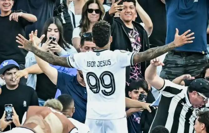 Tin đồn chuyển nhượng hàng ngày: Liverpool mua và bán, Barcelona khóa chặt tài năng Thụy Điển