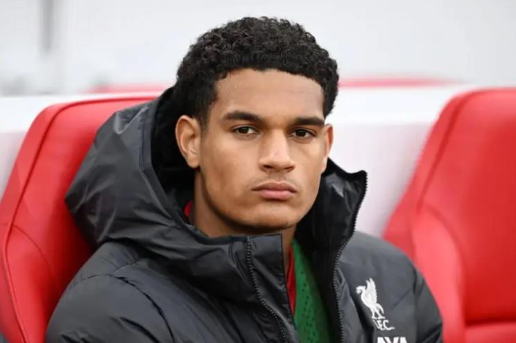 Tin đồn chuyển nhượng hàng ngày: Liverpool mua và bán, Barcelona khóa chặt tài năng Thụy Điển