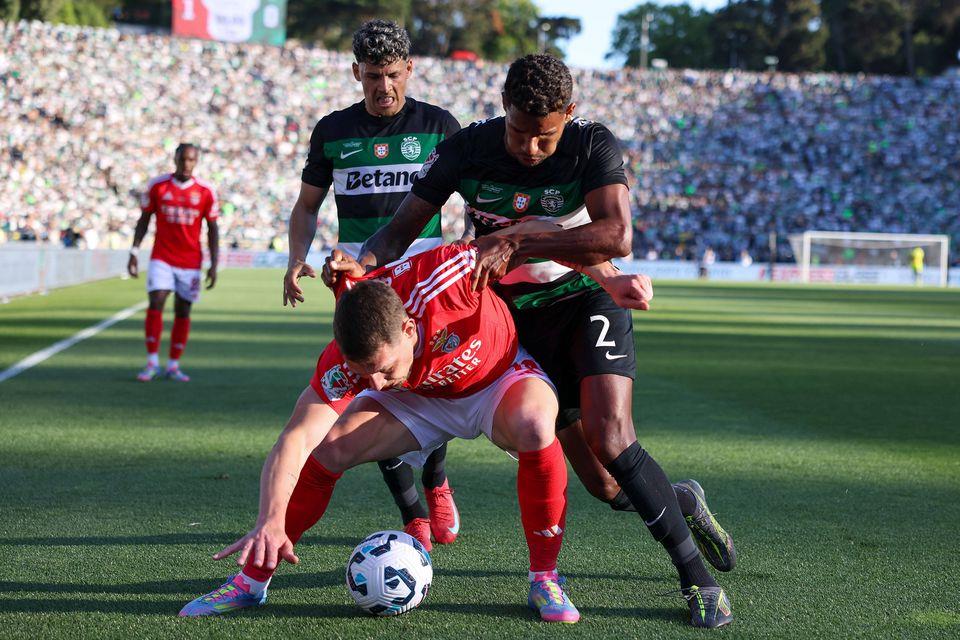 Chính thức: Hậu vệ Rice của Sporting CP bị cấm thi đấu 5 trận vì giẫm đạp và hô vang những khẩu hiệu xúc phạm