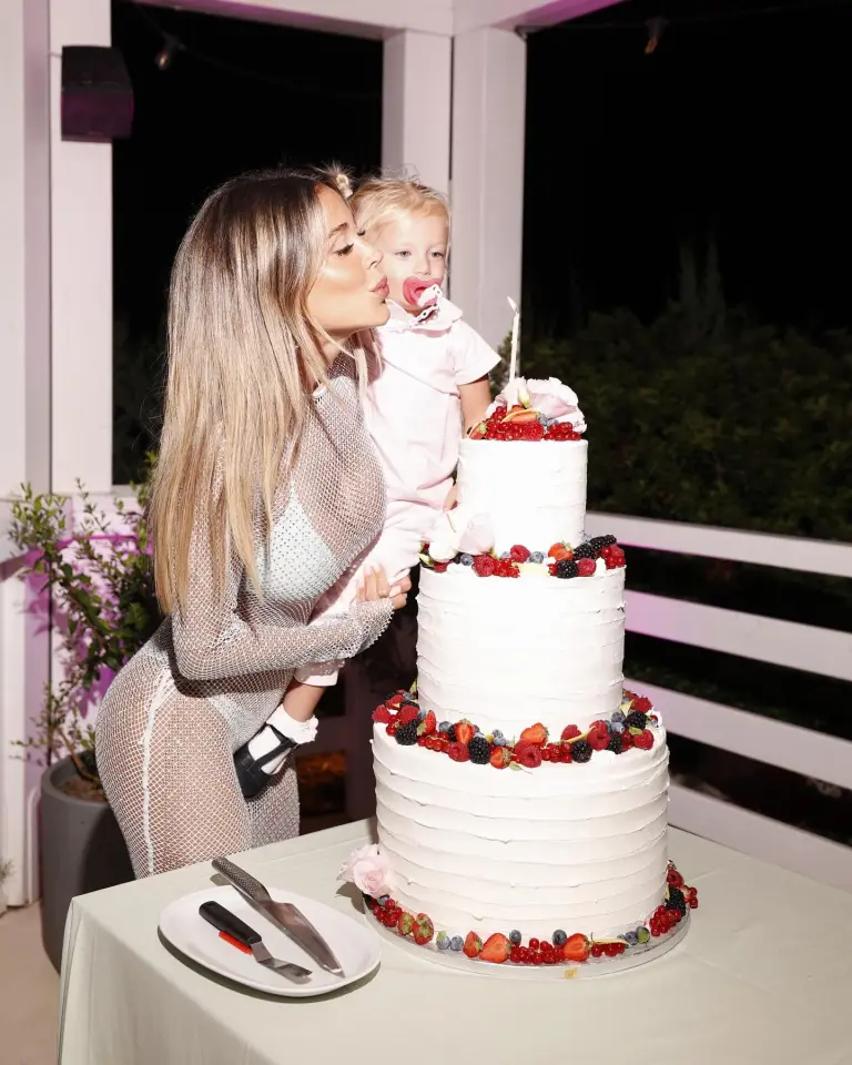 Vợ của Karius xuất hiện lộng lẫy trong chiếc váy xuyên thấu, và gia đình ba người đã tổ chức sinh nhật lần thứ hai cho con gái một cách ấm áp