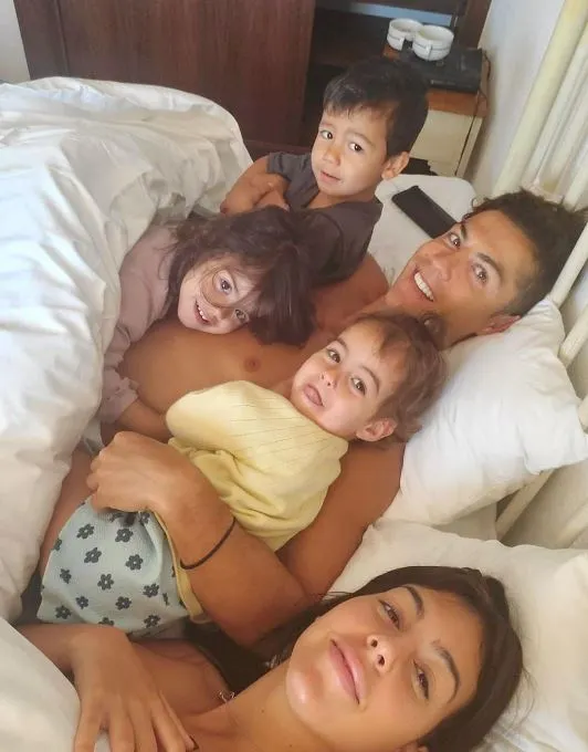 Nhìn lại mối quan hệ chín năm của Cristiano Ronaldo và Georgina: tình yêu sét đánh và cùng nhau trải qua những thăng trầm