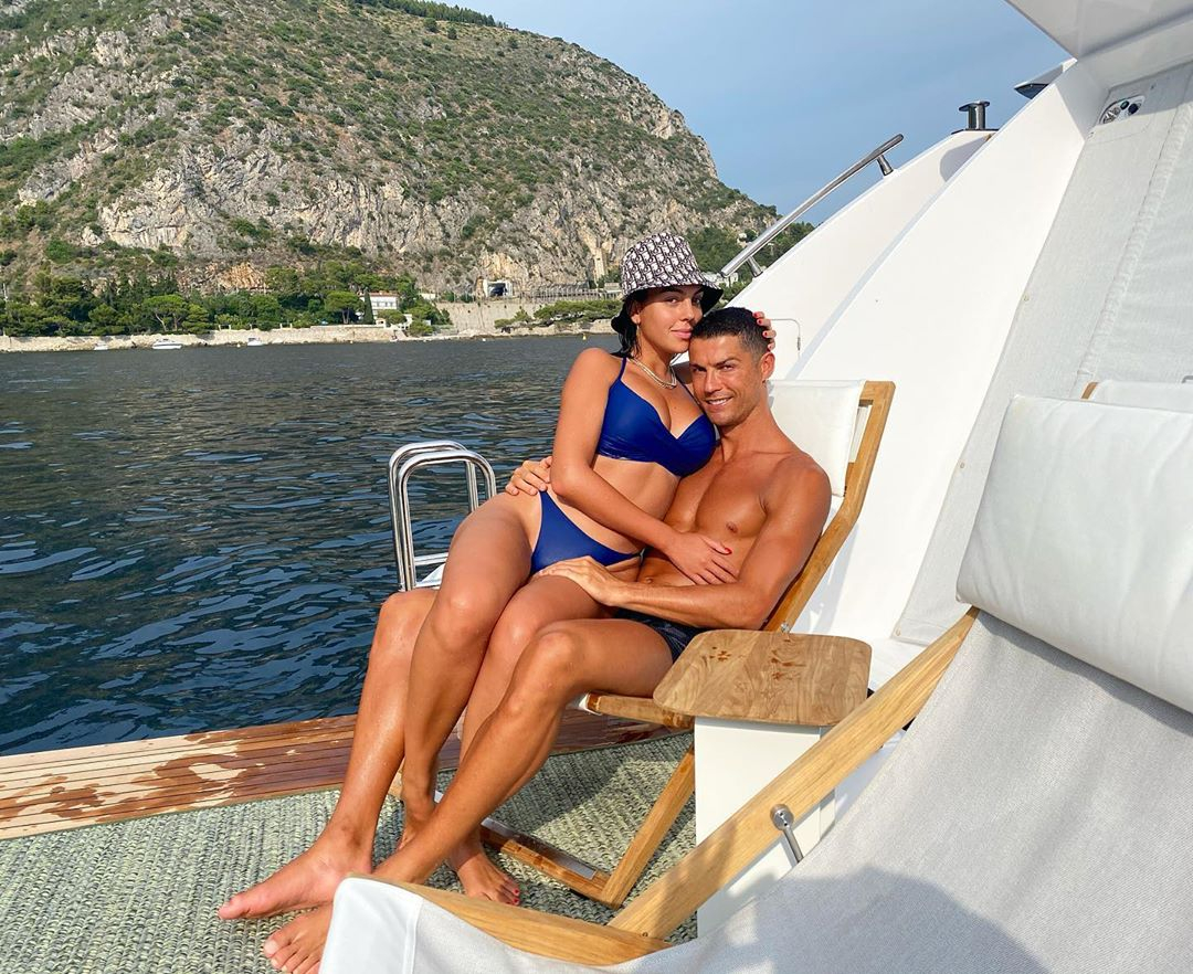 Nhìn lại mối quan hệ chín năm của Cristiano Ronaldo và Georgina: tình yêu sét đánh và cùng nhau trải qua những thăng trầm