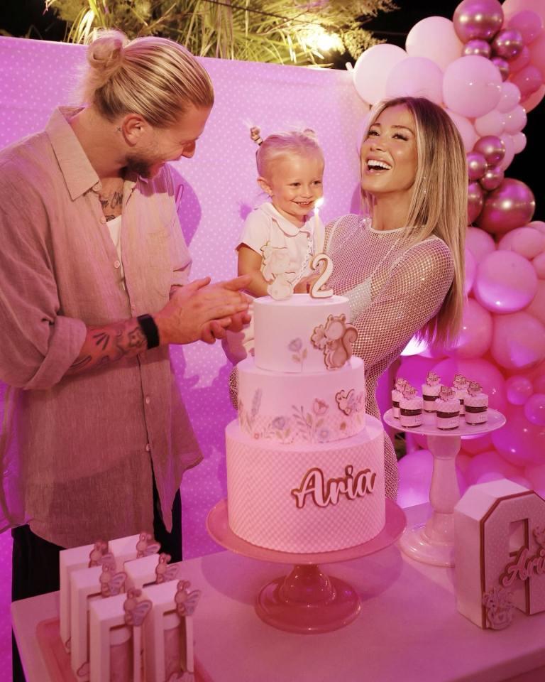 Vợ của Karius xuất hiện lộng lẫy trong chiếc váy xuyên thấu, và gia đình ba người đã tổ chức sinh nhật lần thứ hai cho con gái một cách ấm áp