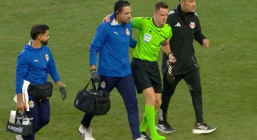 Trọng tài bị thương và nghỉ thi đấu sau 7 phút trong trận đấu Cúp UEFA, và trọng tài thứ tư đã vào điều khiển trận đấu tạm thời sau khi khởi động.