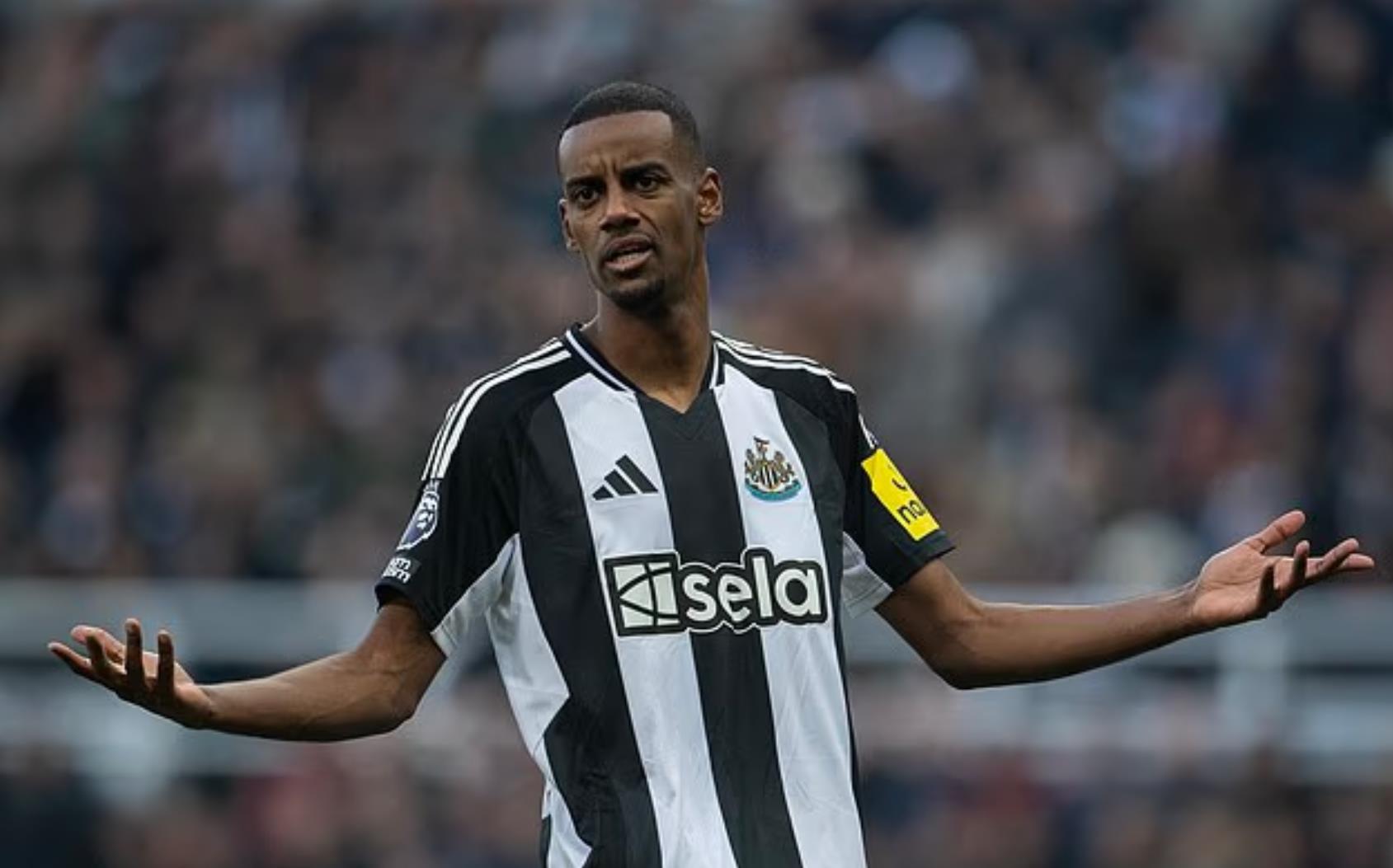 Daily Mail: Isaac được chụp ảnh một mình trên đường đến căn cứ huấn luyện của Newcastle