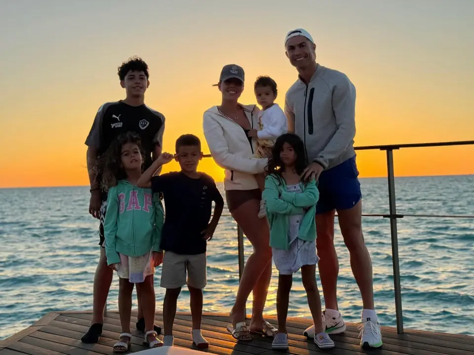 Nhìn lại mối quan hệ chín năm của Cristiano Ronaldo và Georgina: tình yêu sét đánh và cùng nhau trải qua những thăng trầm