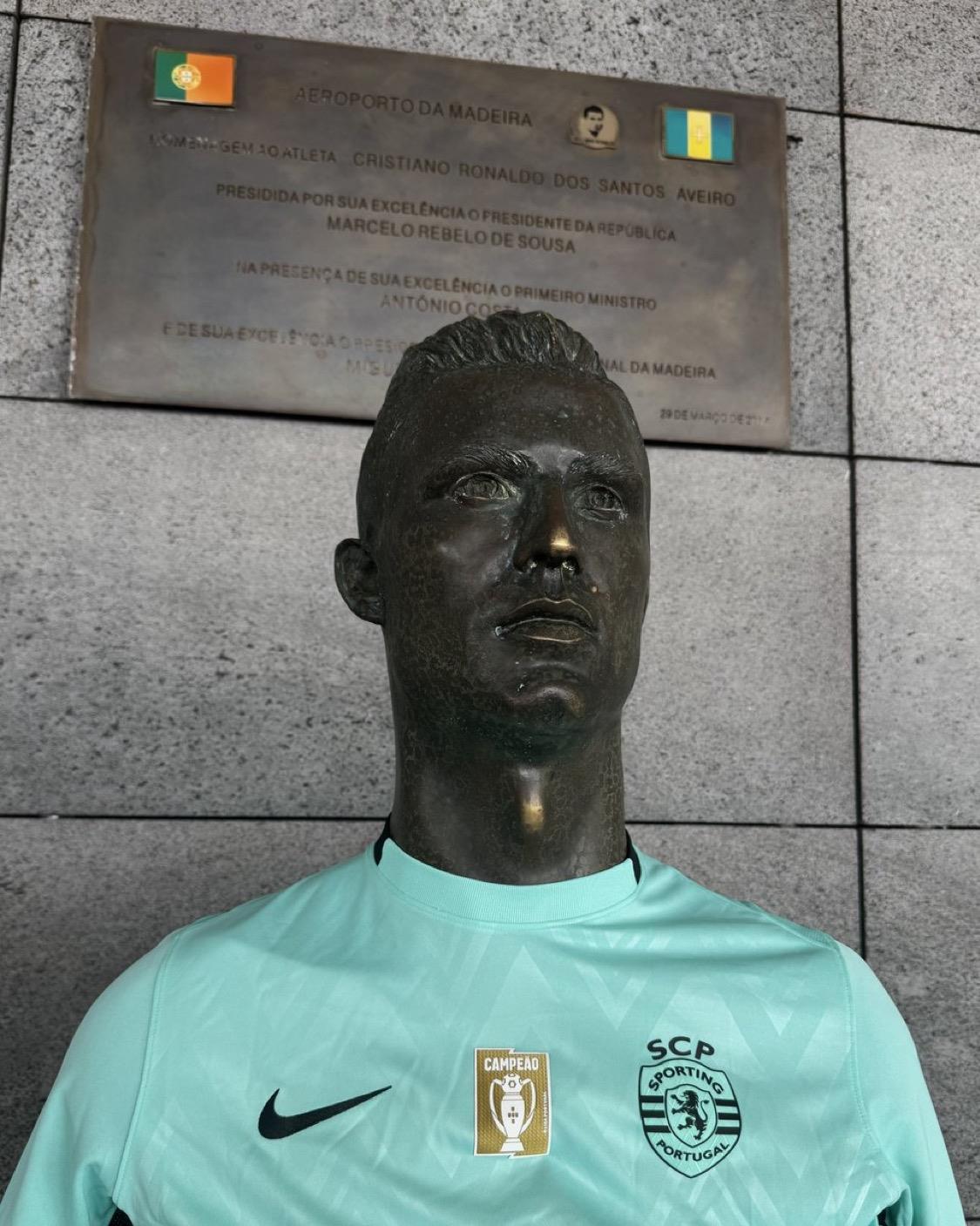 Sporting CP, câu lạc bộ cũ của anh, đã phát hành bức ảnh bức tượng Ronaldo mặc áo đấu của Sporting CP để quảng bá cho mùa giải mới.