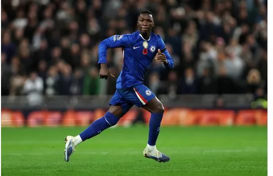 Moises Caicedo thi dau rat tot truoc Tottenham.