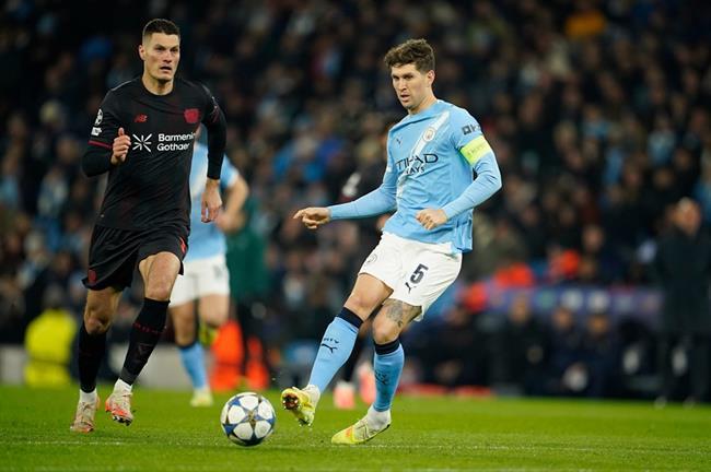 Pep Guardiola lo ngại Man City gặp khủng hoảng nơi hàng phòng ngự